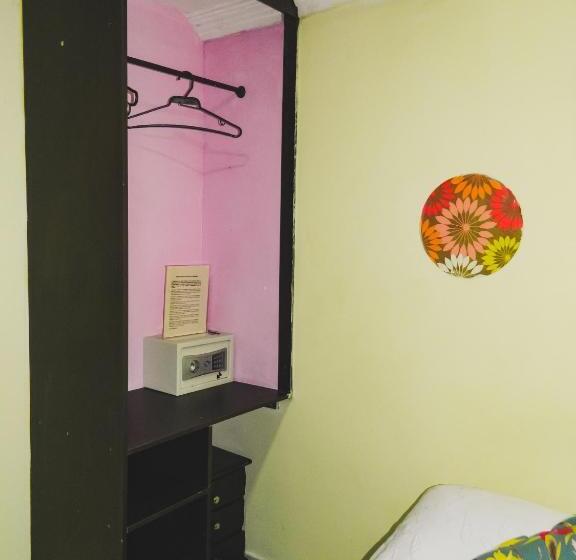 اتاق استاندارد با سرویس بهداشتی مشترک, Hostel Stingray