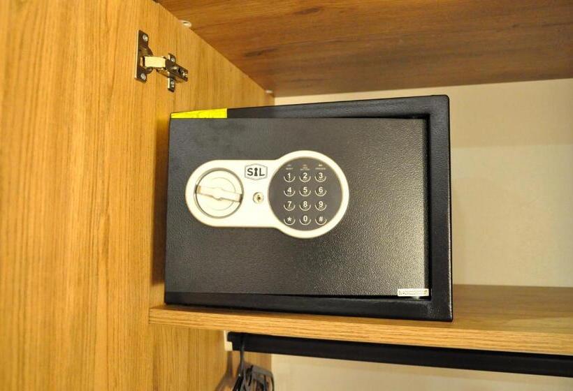 سوئیت با تخت بزرگ, Golden Door