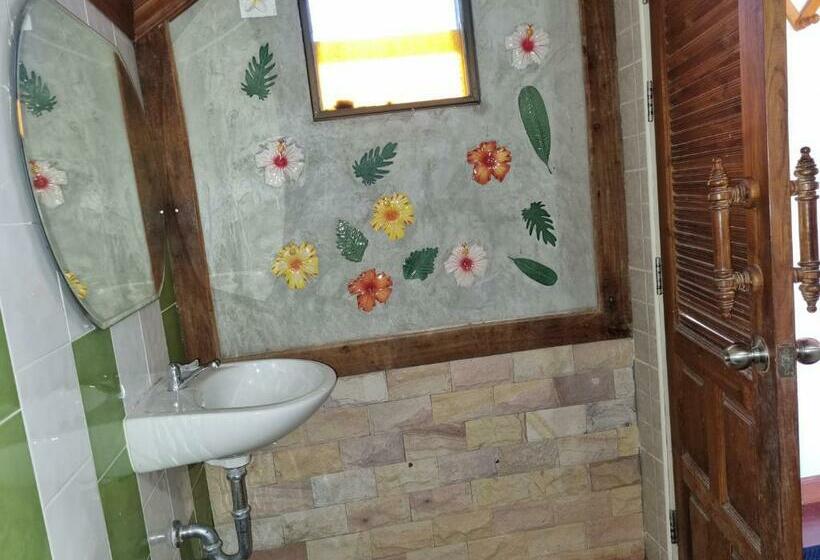 Четырехместный Номер Стандарт Вид на Море, Hello Sichang Bungalow
