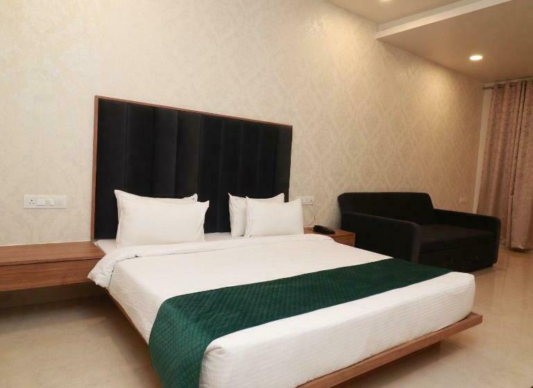 Номер Deluxe, 7 Vachan Lawns And Banquet