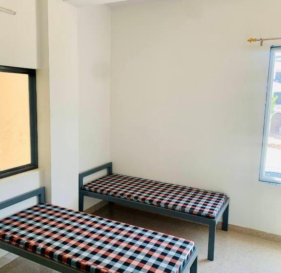 标准三人间共用浴室, Jsr Boys Hostel   Pratap Nagar