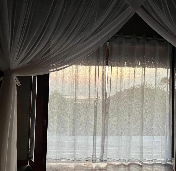 اتاق اساندارد با چشم‌انداز جانبی به دریا, Zenguelemo Lodge