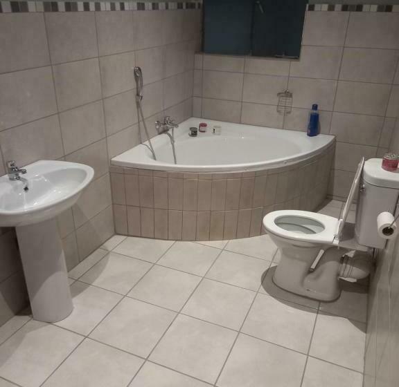 اتاق استاندارد, The Unit Party House