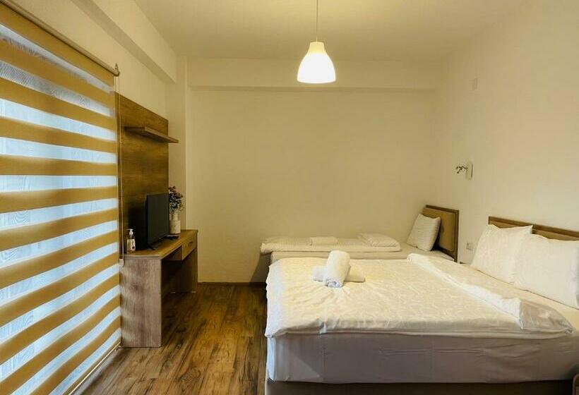 سوئیت جونیور با تراس, Fuk Tak Apartmani&restoran