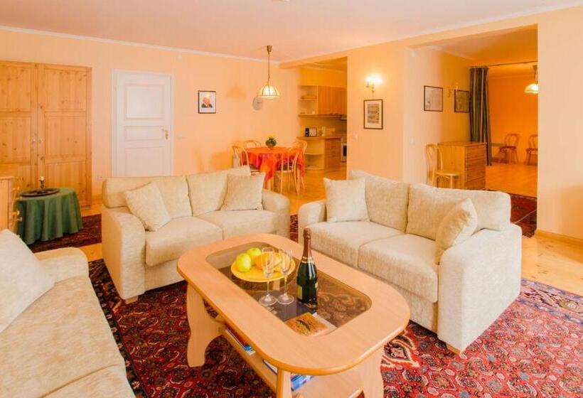 استودیوی لوکس, Saare Manor Guesthouse
