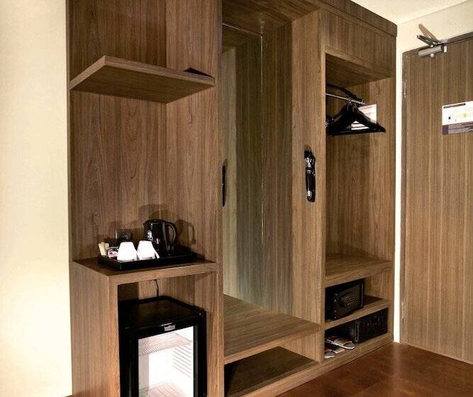 Номер Deluxe, Harper Purwakarta By Aston