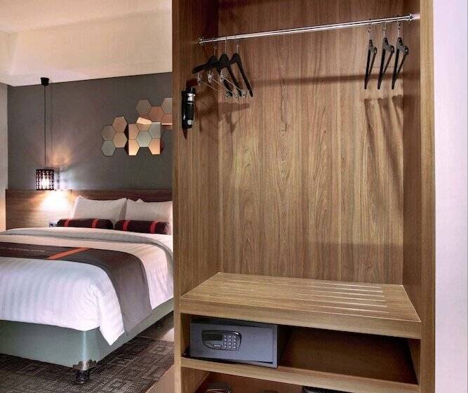 Номер Deluxe, Harper Purwakarta By Aston
