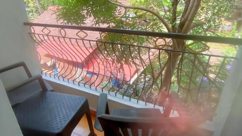 Трехместный Номер Стандарт с Балконом, Jes Guest House