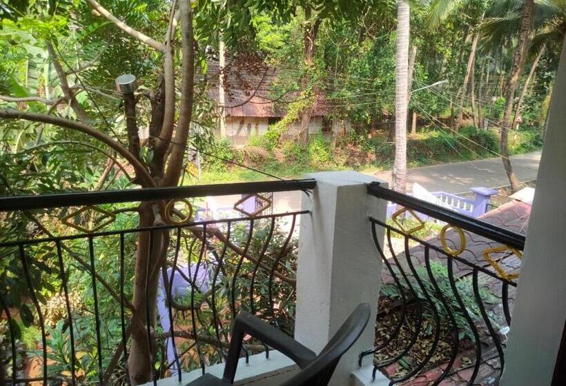 Номер Стандарт с Балконом, Jes Guest House