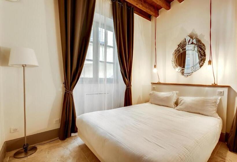 סוויטה משפחתית, La Maison Debourg
