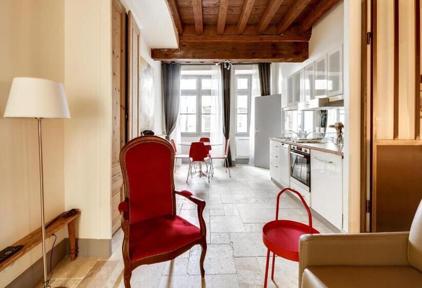 סוויטה משפחתית, La Maison Debourg