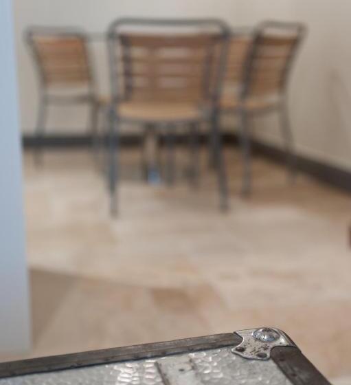 סוויטה משפחתית, La Maison Debourg