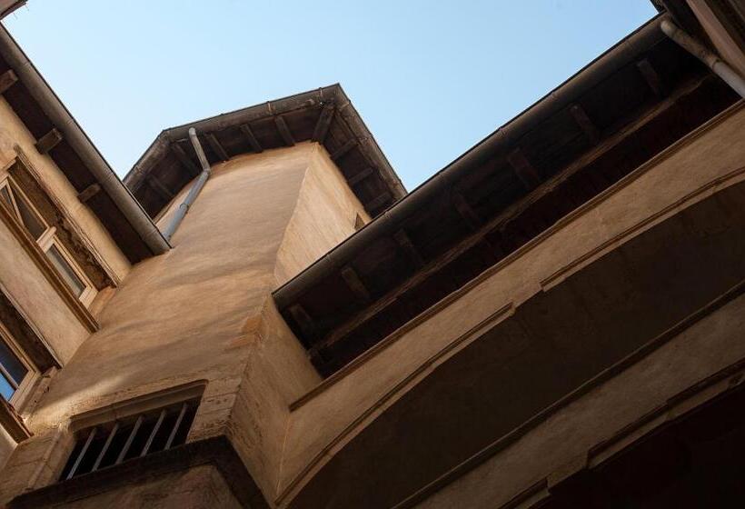 סוויטה משפחתית, La Maison Debourg