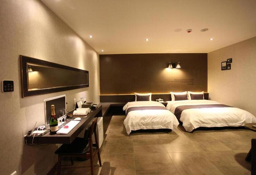 Quarto Estandar, S&