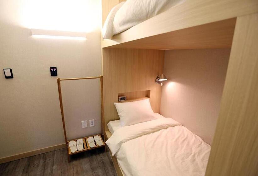 Quarto Dúplex, 8 Hours