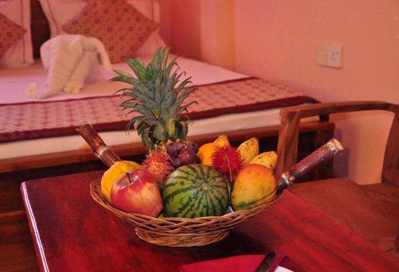 패밀리 룸, Papaa Palace