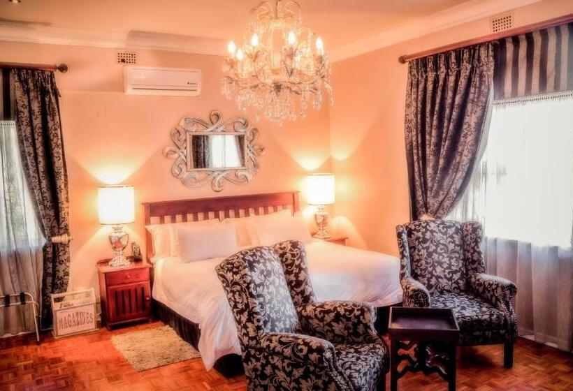 带大床的套房, Nauntons Guest House