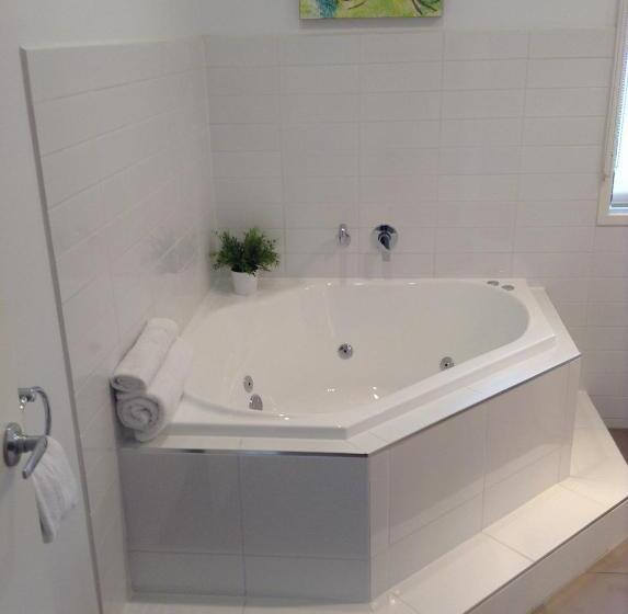 کلبه دلوکس, Hilltop Apartments Phillip Island   Adults Only