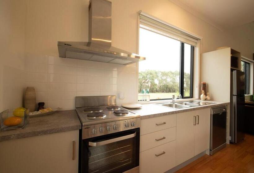 کلبه دلوکس, Hilltop Apartments Phillip Island   Adults Only