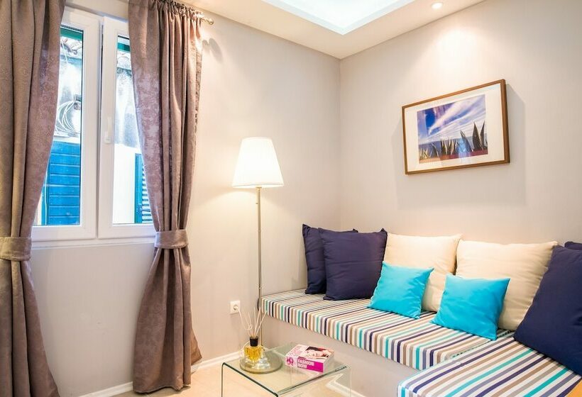 スーペリアスタジオ, Serenity Split Apartments