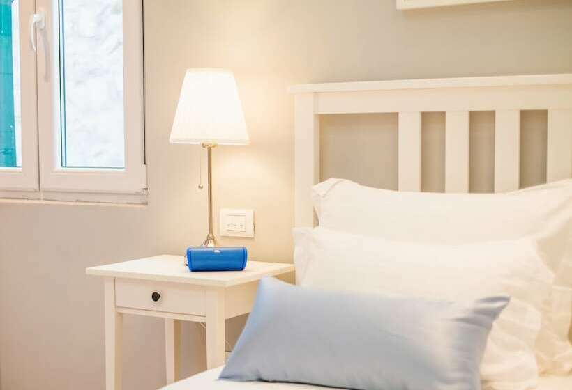 スーペリアスタジオ, Serenity Split Apartments