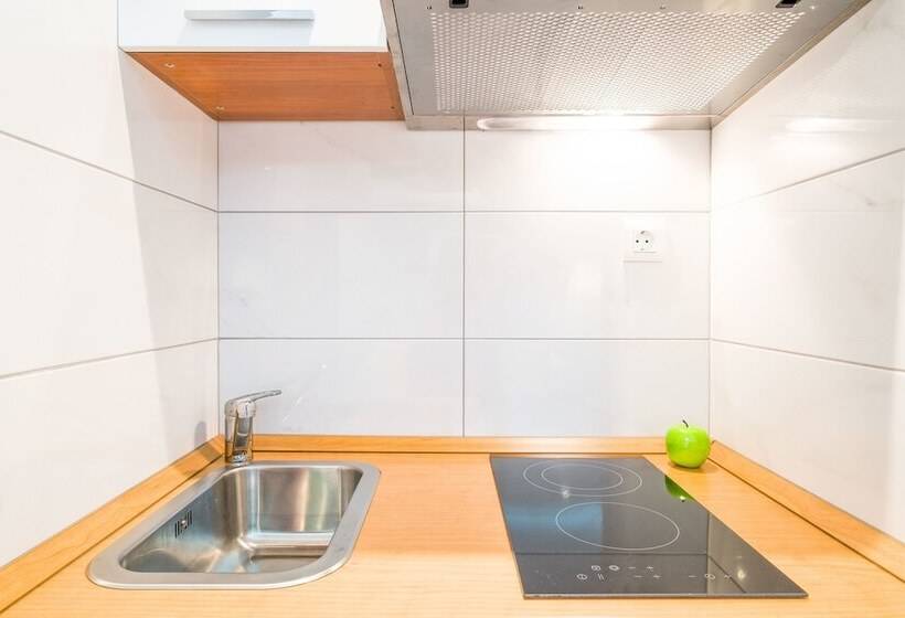 クラシックスタジオ, Serenity Split Apartments