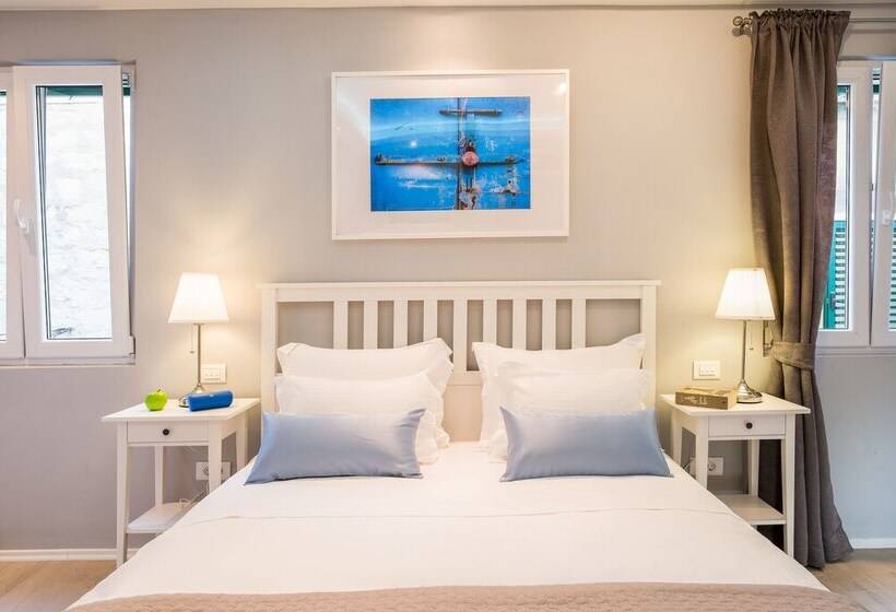 高级工作室, Serenity Split Apartments