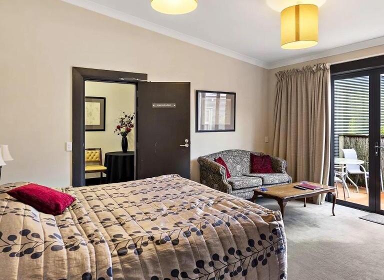 سوئیت با تخت بزرگ, Gateway Motor Inn