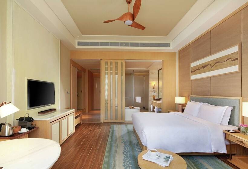 Номер Executive, Hilton Yuxi Fuxian Lake