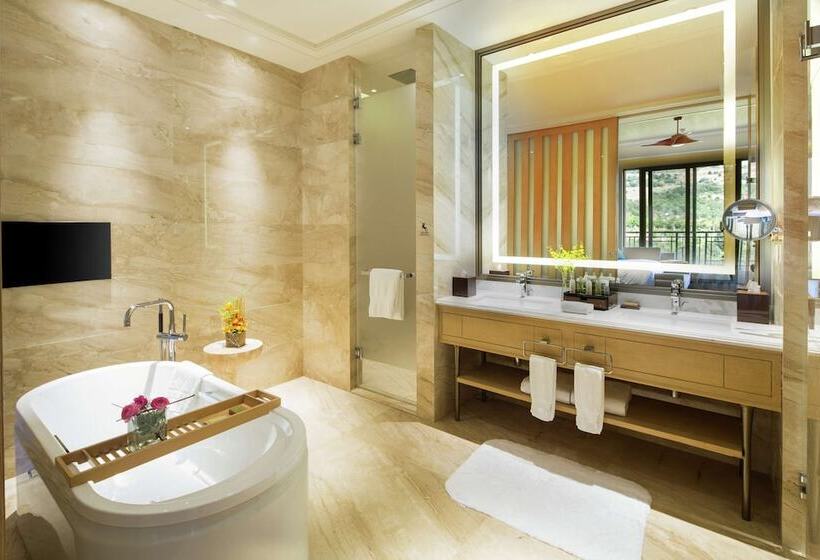 Номер Стандарт Двуспальная Кровать, Hilton Yuxi Fuxian Lake