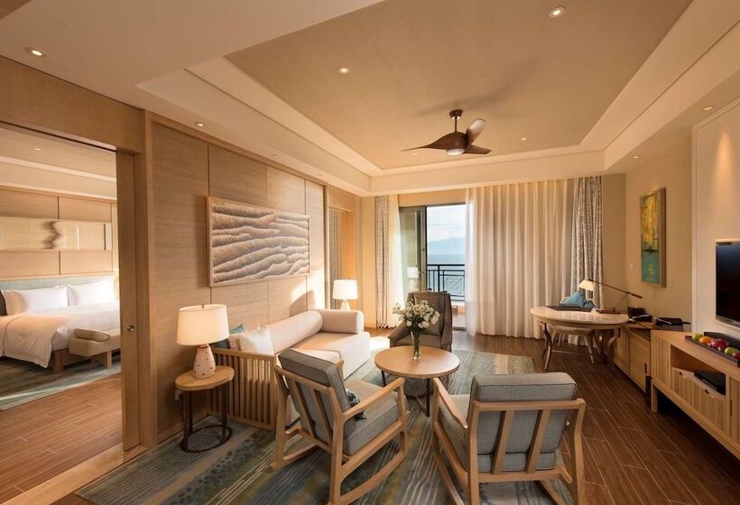 Люкс Повышенной Комфортности, Hilton Yuxi Fuxian Lake