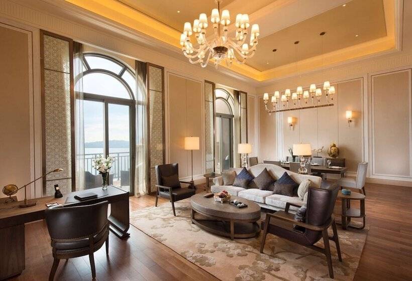 Люкс Премиум, Hilton Yuxi Fuxian Lake