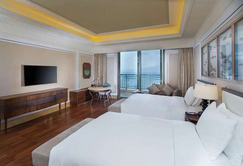 Номер Deluxe, Hilton Yuxi Fuxian Lake