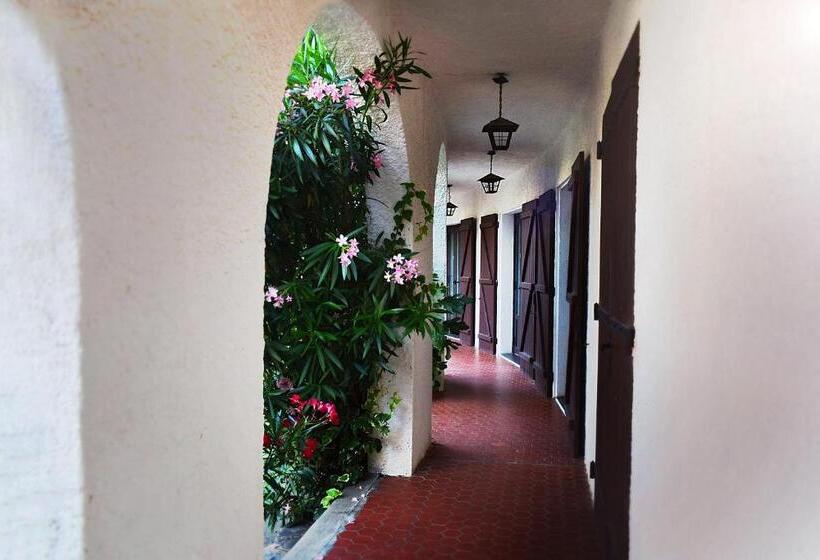 Quarto Estandar para Deficientes Físicos, Logis Hôtel Restaurant Le Top Du Roulier