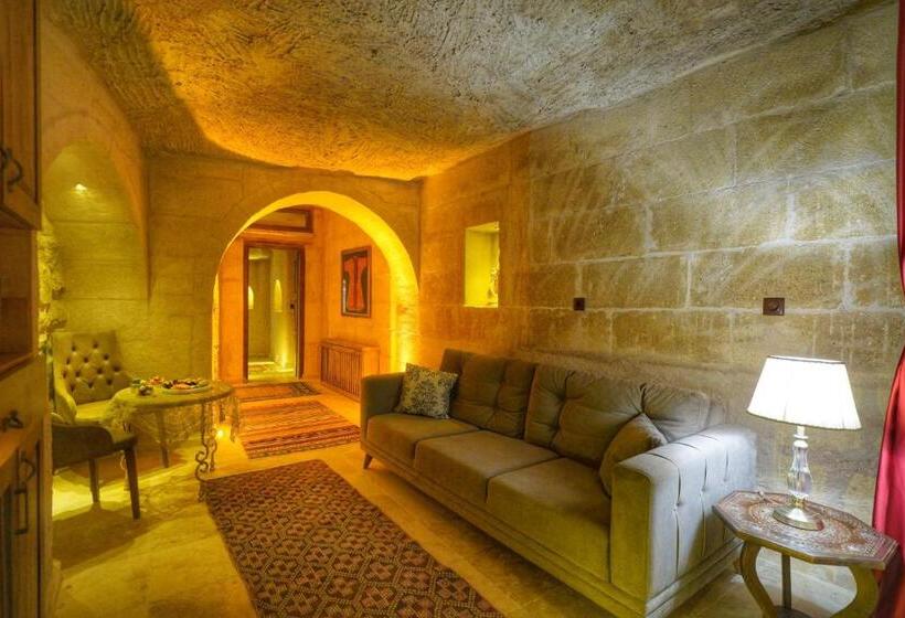 家庭套房, Takaev Cave House
