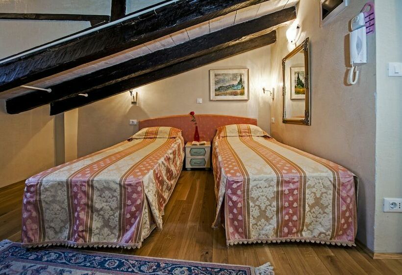 Habitaci�n Est�ndar Abuhardillada, Residence Marco Polo