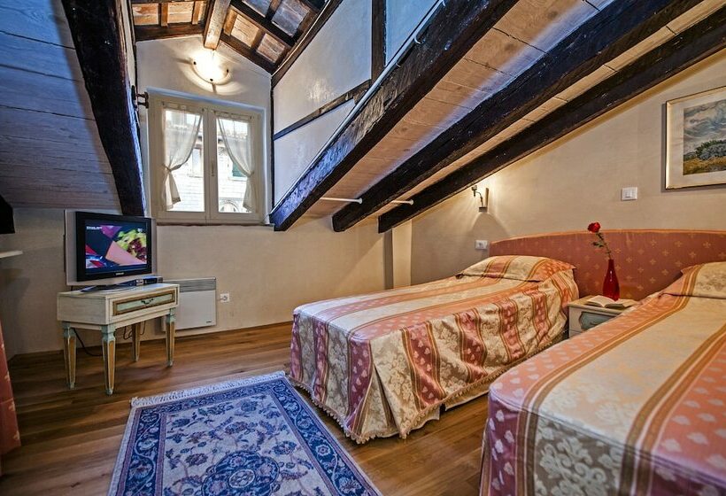 Habitaci�n Est�ndar Abuhardillada, Residence Marco Polo