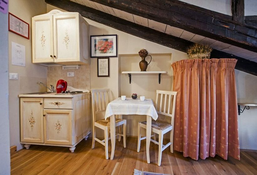 Habitaci�n Est�ndar Abuhardillada, Residence Marco Polo