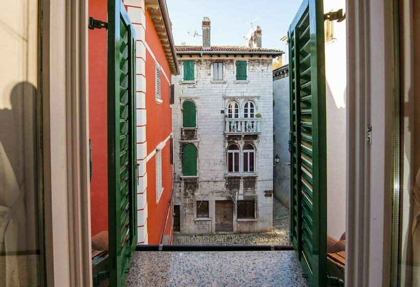 Habitaci�n Est�ndar Abuhardillada, Residence Marco Polo