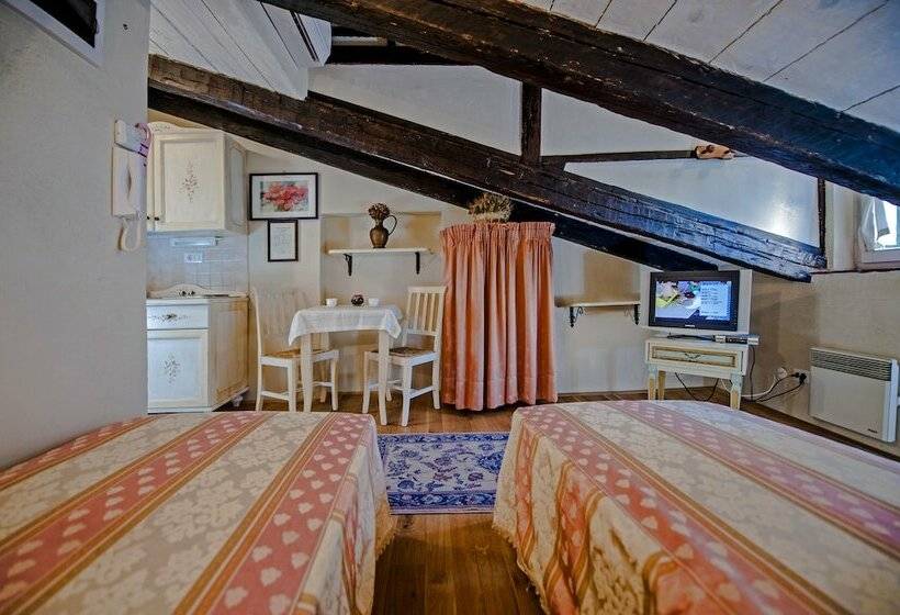 Habitaci�n Est�ndar Abuhardillada, Residence Marco Polo