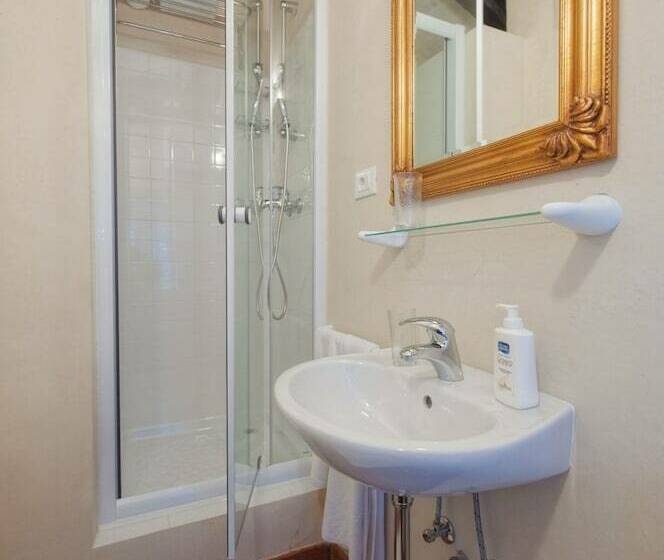 Habitaci�n Est�ndar Abuhardillada, Residence Marco Polo