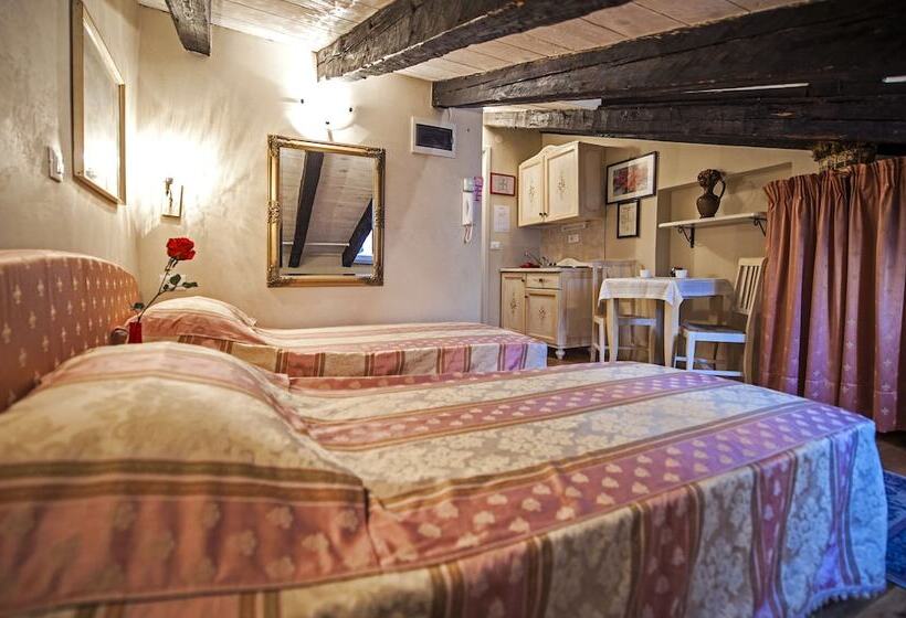 Habitaci�n Est�ndar Abuhardillada, Residence Marco Polo