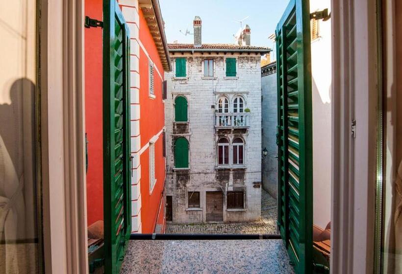 Habitaci�n Est�ndar Abuhardillada, Residence Marco Polo
