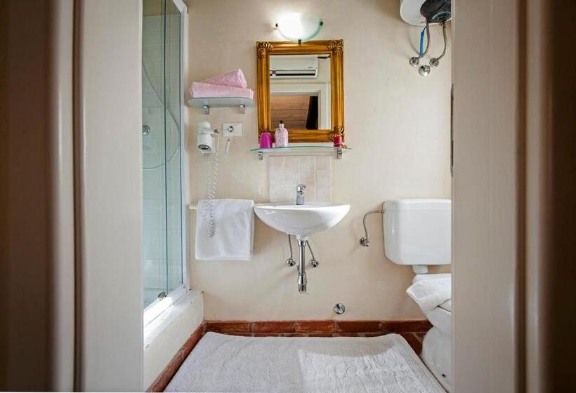 Habitaci�n Est�ndar Abuhardillada, Residence Marco Polo