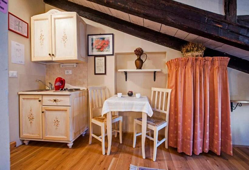 Habitaci�n Est�ndar Abuhardillada, Residence Marco Polo
