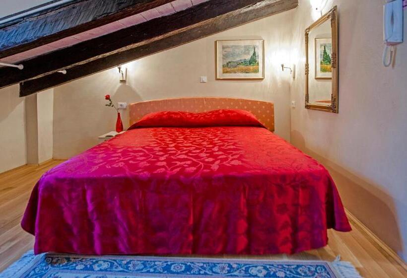 Habitaci�n Est�ndar Abuhardillada, Residence Marco Polo