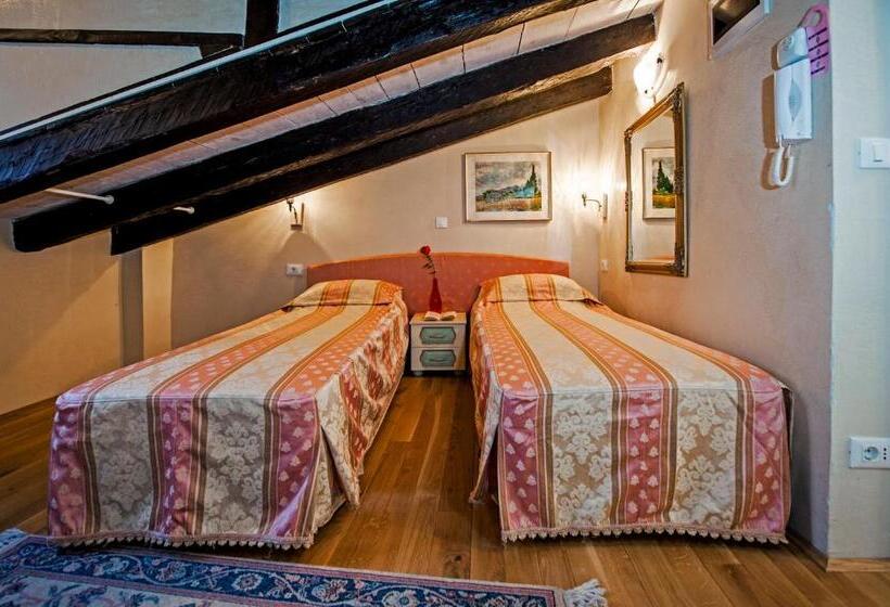 Habitaci�n Est�ndar Abuhardillada, Residence Marco Polo