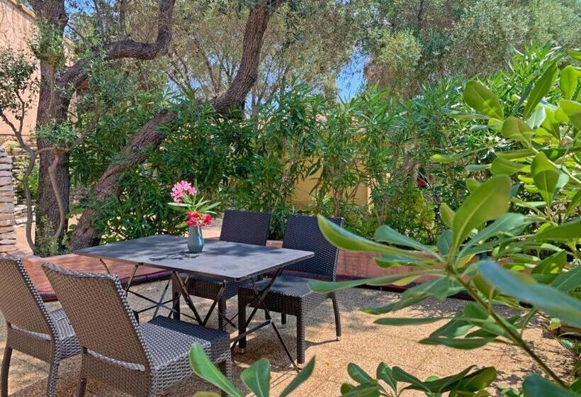 اتاق استاندارد چهار تخته, Maora Village