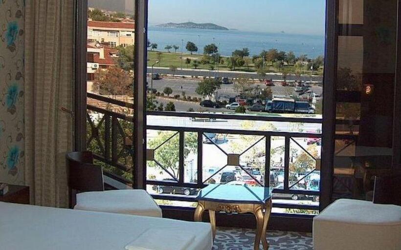 اتاق لوکس با چشم‌انداز دریا, Suadiye