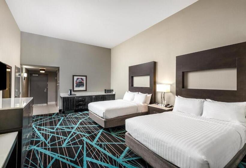 Номер Стандарт Адаптированный для Инвалидов, Holiday Inn Express & Suites   Charlotte Airport, An Ihg